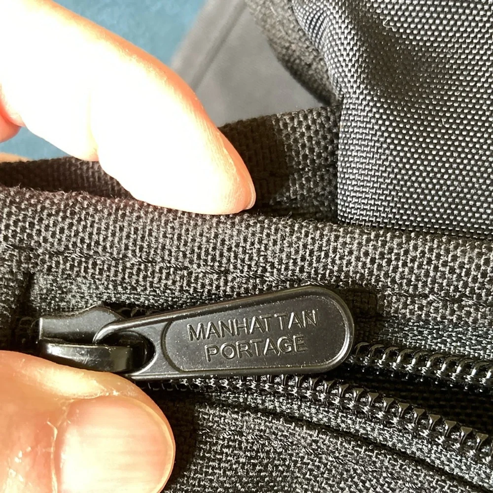 Manhattan Portage medium DJ Messenger Bag in black